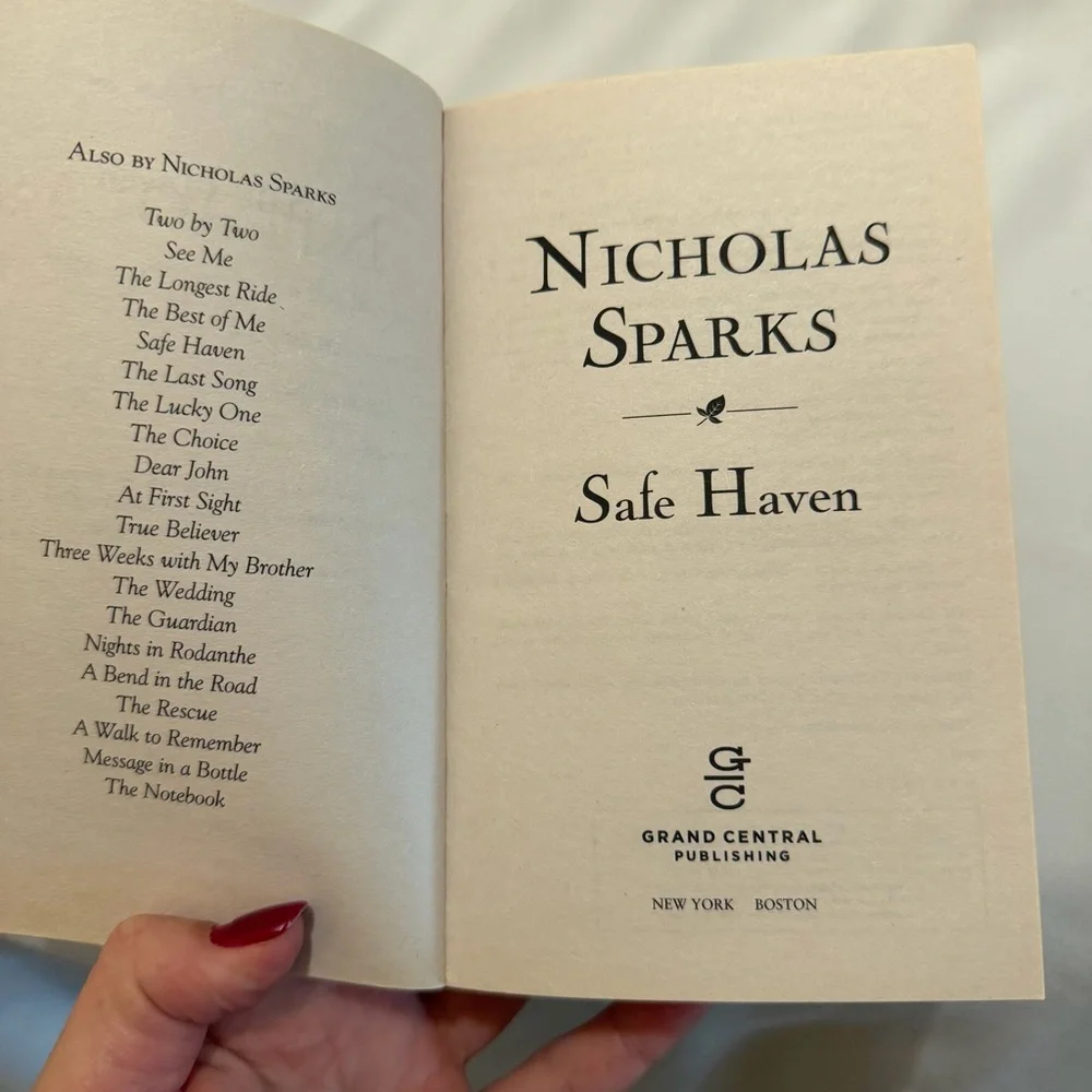 Nicholas Sparks 'Safe Haven' Novel - Blue Cover - Picture 4 of 6